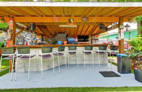 Clearwater Apartamento | Outdoor Bar and Fire Pit Central Clearwater Condo!