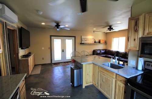 Sunland Estates Casa | Cocina exterior con parrilla y plancha profesional.