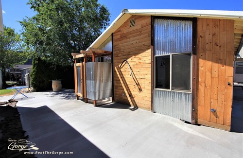 Sunland Estates Casa | Cocina exterior con parrilla y plancha profesional.