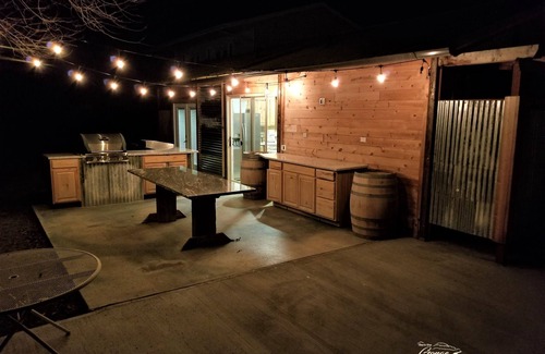 Sunland Estates Casa | Cocina exterior con parrilla y plancha profesional.