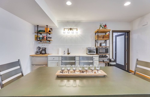 Mount Horeb Apartamento | Outdoor Oasis: Luxe Flat in Mt Horeb!