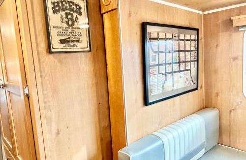 Tombstone Otro | Outlaw Hideaway