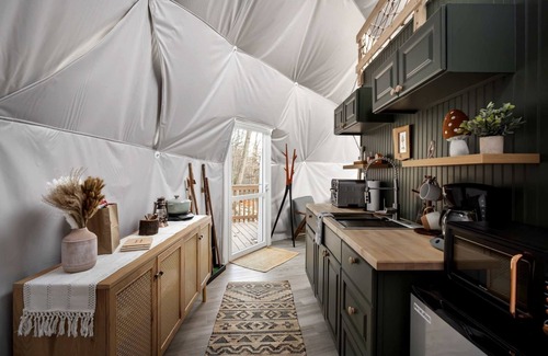 Wardensville Cabina | Outstanding Dome with Fire Pit and Hot-tub in Wardensville, West Virginia