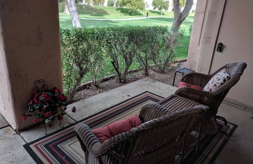 Central Scottsdale Condominio | Excelente y actualizado condominio en el primer piso de 2B que retrocede hasta Green Belt