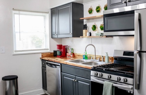 Bayview Apartamento | OV Beach Oasis: The Plant House. A 4 minute walk to the beach! 30+ DAY RENTAL