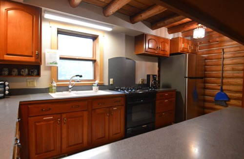 New Plymouth Cabina | Cerca del Parque Estatal Hocking Hills, que admite mascotas, internet WiFi y mesa de billar.