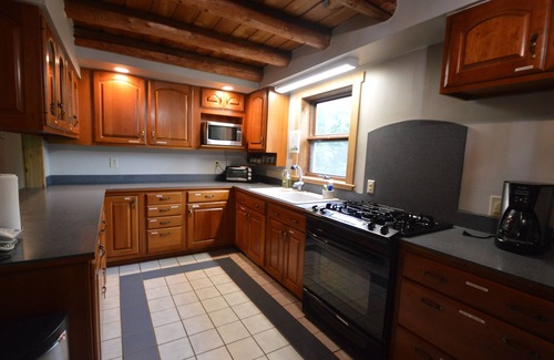 New Plymouth Cabina | Cerca del Parque Estatal Hocking Hills, que admite mascotas, internet WiFi y mesa de billar.