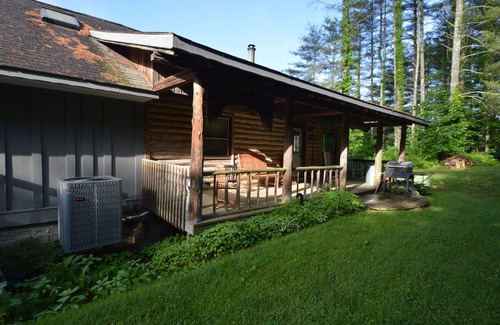 New Plymouth Cabina | Cerca del Parque Estatal Hocking Hills, que admite mascotas, internet WiFi y mesa de billar.