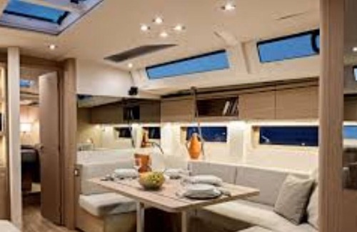 Cannes Old Town Alquiler De Eote | Durante la noche en un magnífico velero y mar adentro al día siguiente.