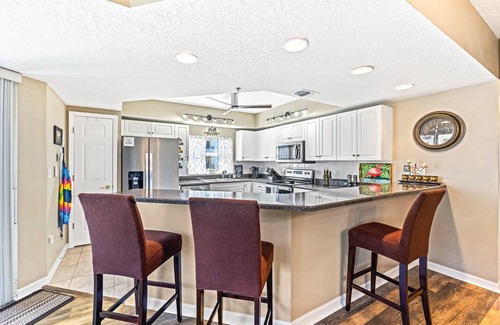 New Smyrna Beach Condominio | OW15-401 Spacious Oceanwalk Corner Condo with Water Views and Easy Beach Access