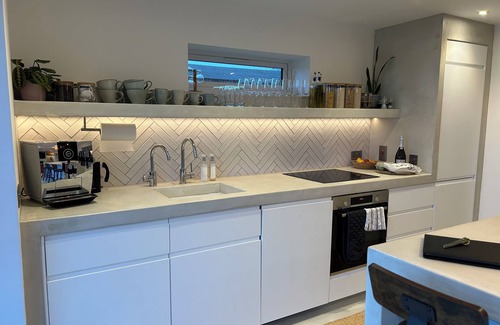 Charlton-on-Otmoor Otro | Oxfordshire Countryside Retreat with Hot Tub, 15 mins from Bicester Village