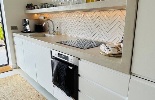 Charlton-on-Otmoor Otro | Oxfordshire Countryside Retreat with Hot Tub, 15 mins from Bicester Village