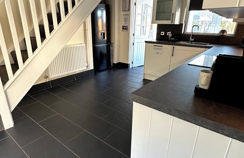 Port-Eynon Cabaña | Oxwich View Cottage - short walk to Port Eynon beach and village amenities