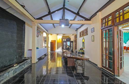 Nganjuk Hotel | OYO 1984 Hotel Istana Family Syariah