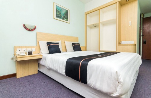 Batam Hotel | OYO 2065 Holly Sentosa Hotel