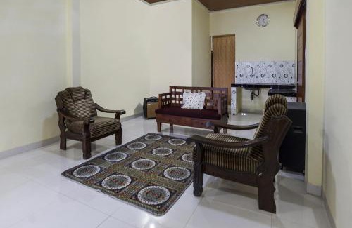 Blimbing Hotel | OYO 91137 Griya Cipu Syariah Guest House