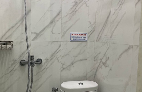 Parepare Hotel | OYO 93412 Kost Irma Syariah Near UPTD SMP Negeri 8 Parepare