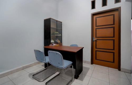 Surakarta Hotel | OYO 94919 Nay Guesthouse Dan Kost