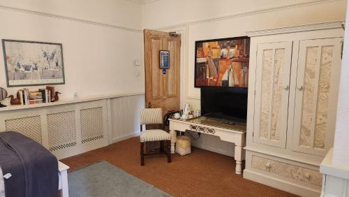 Trafford Casa | OYO Cornerstone Manor Hotel