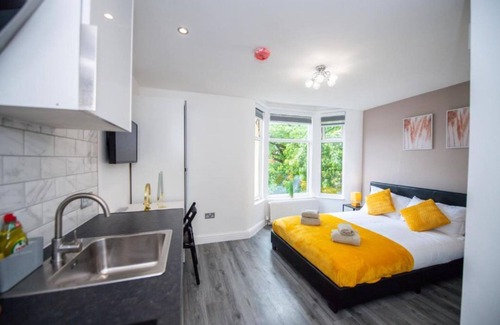 Liverpool Hotel | Oyo Five Seasons - Liverpool City L7