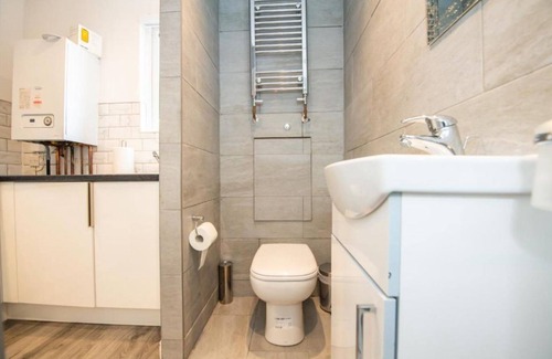 Liverpool Hotel | Oyo Five Seasons - Liverpool City L7