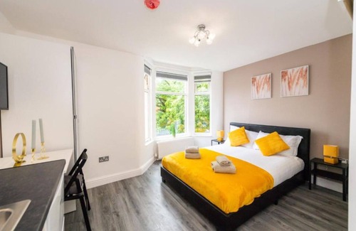 Liverpool Hotel | Oyo Five Seasons - Liverpool City L7