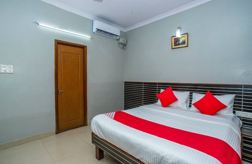 Kalasipalya Hotel | OYO Flagship 18338 White Fort