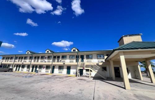 Pearsall Hotel | OYO Garden Inn and Suites Pearsall I-35 East