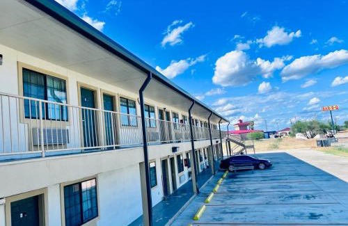 Pearsall Hotel | OYO Garden Inn and Suites Pearsall I-35 East