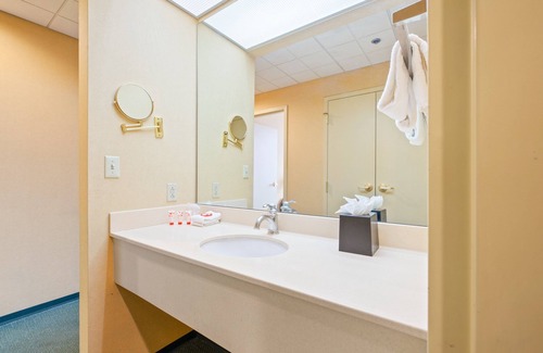 Downtown West Hotel | OYO Hotel St. Louis Downtown City Center MO