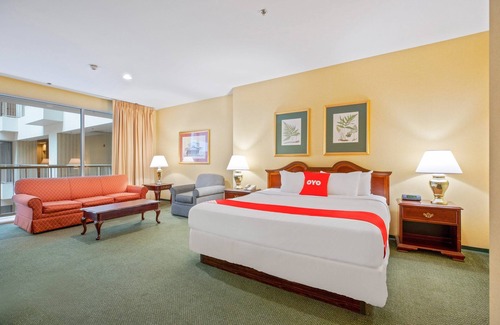 Downtown West Hotel | OYO Hotel St. Louis Downtown City Center MO