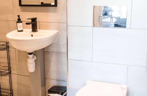 Messing Hotel | OYO The Kings Arms Broad Green Hotel