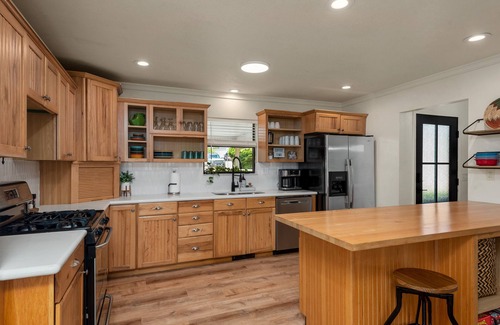 Bella Vista Casa | Ozark Oasis, Lakehouse 30 steps from the lake