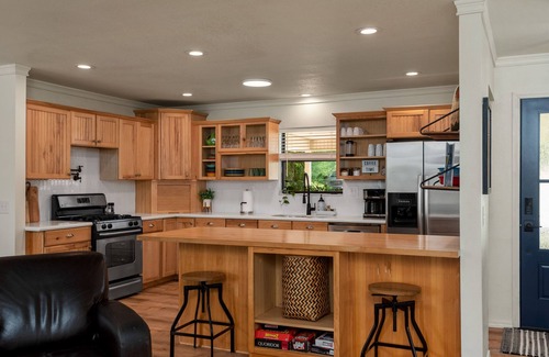 Bella Vista Casa | Ozark Oasis, Lakehouse 30 steps from the lake
