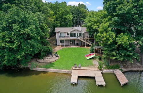 Bella Vista Casa | Ozark Oasis, Lakehouse 30 steps from the lake