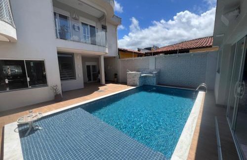 Florida Casa | Pé na areia à 50m da Praia com Piscina, Churrasqueira, 5 quartos e 3 Vg de garagem,
