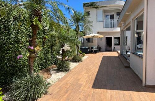 Florida Casa | Pé na areia à 50m da Praia com Piscina, Churrasqueira, 5 quartos e 3 Vg de garagem,