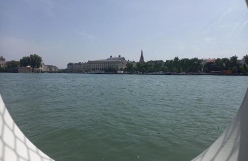 Bayonne Casa | Péniche UHARTEA chambre d'hôtes "Baionako Gambara"