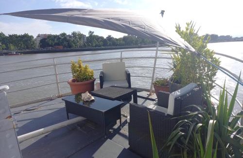 Bayonne Casa | Péniche UHARTEA chambre d'hôtes "Baionako Gambara"