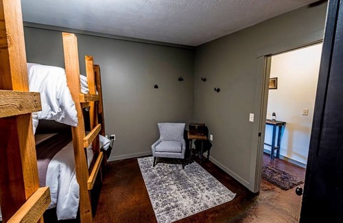 Ludington Cabina | PAG. M Lake Lodge es una experiencia única de alojamiento para grupos que visitan Ludington, Mi