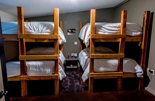 Ludington Cabina | PAG. M Lake Lodge es una experiencia única de alojamiento para grupos que visitan Ludington, Mi