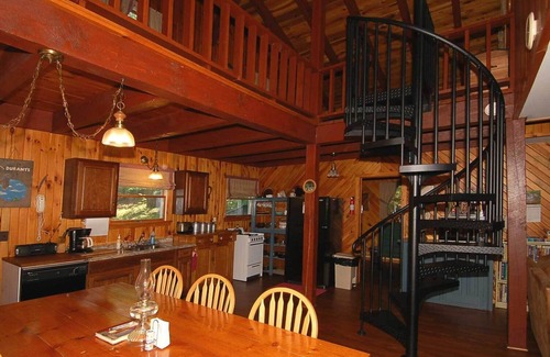 Penfield Cabina | PA Wilds de Mtn Chalet, 8 acres de PVT en los bosques del estado, cerca de Elk Herd y 2 parques de estado