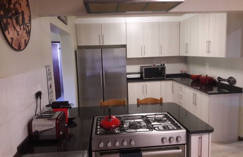 Paarl Casa | Paarl - The Labyrinth - Sleeps 8 (+ 2)