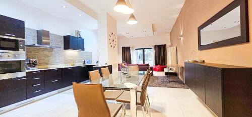 Paceville Apartamento | Paceville Flat Two Bedroom Two Bathrooms St Julians with Terrace and Yard Pen 2