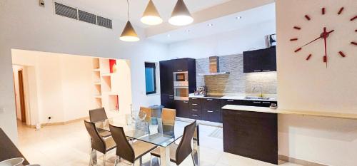 Paceville Apartamento | Paceville Flat Two Bedroom Two Bathrooms St Julians with Terrace and Yard Pen 2