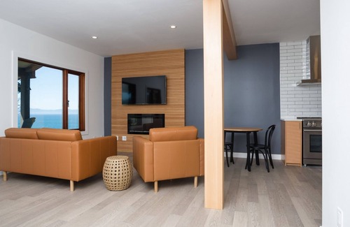 Juan de Fuca Electoral Area Condominio | Pacific Oceanfront 2 king beds/2 bath, firepit, stairs to ocean deck, rainforest