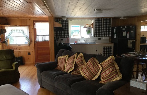 North New Portland Cabaña | ¡El verano está aquí! ¡Pasalo en el lago! ¡Solo quedan unas pocas semanas abiertas!