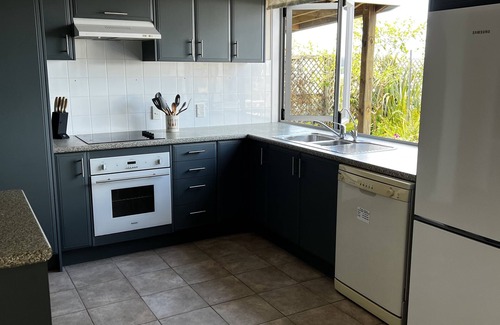 Haruru Casa | Paihia Sea views, 3 minutes drive to Paihia, 3 bed home
