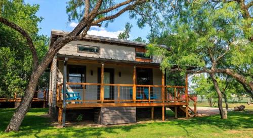 Fredericksburg Casa | Paintbrush Waterfront Cottage