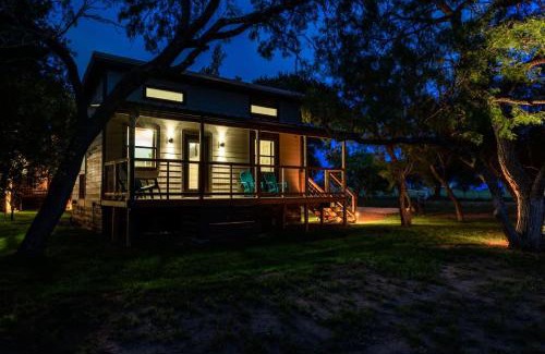 Fredericksburg Casa | Paintbrush Waterfront Cottage